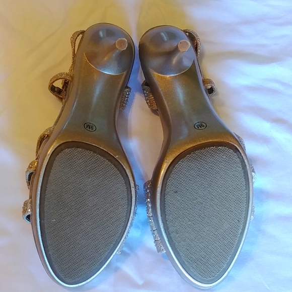 Beautiful Gold Heels. - Picture 4 of 8